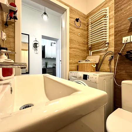 Nowa 8 - 1000m Main Square 公寓